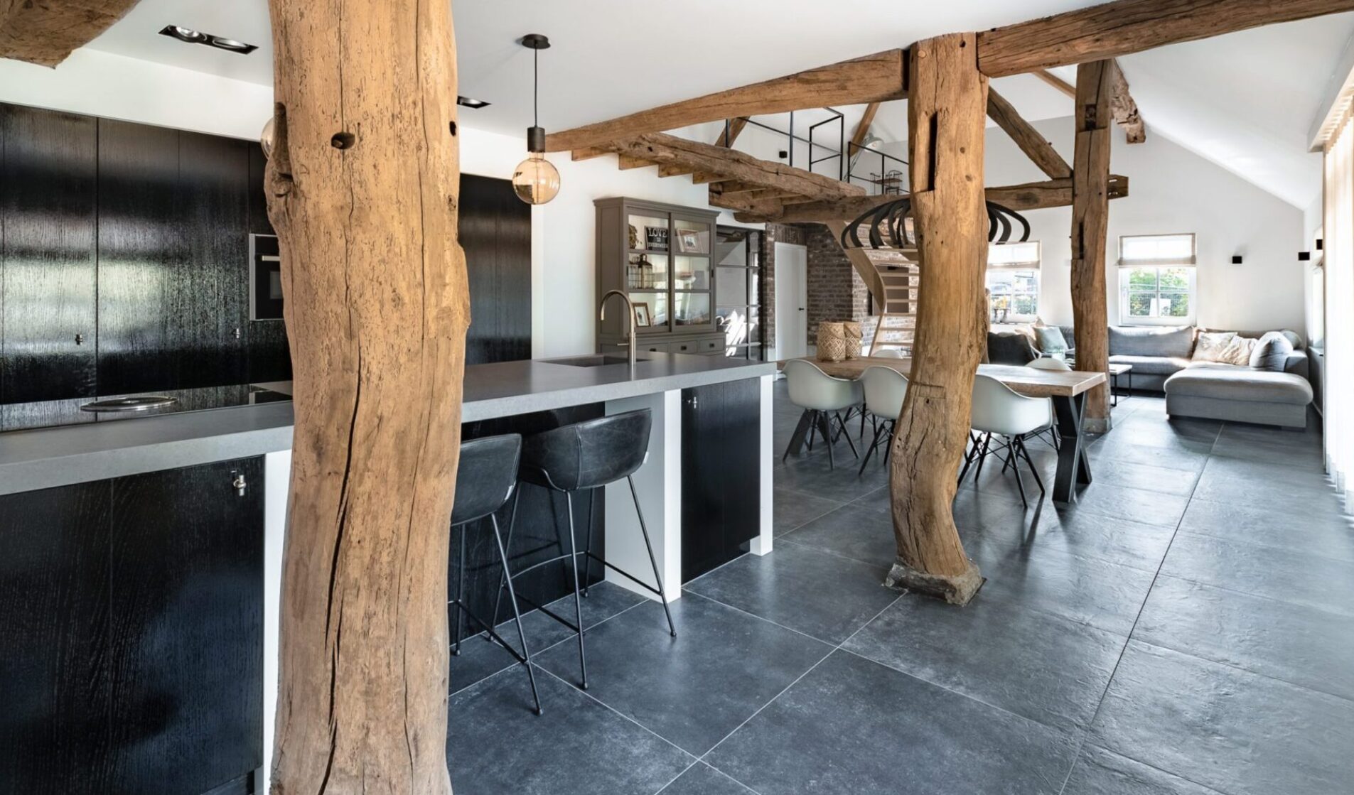 rustieke boerderij met houten balken