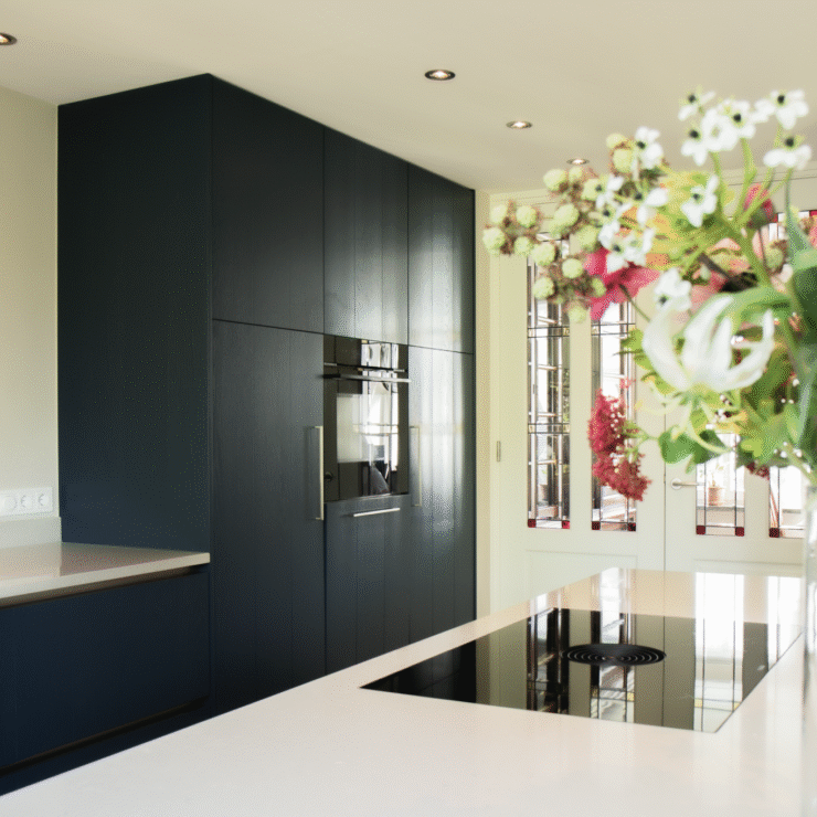 donkerblauwe fineer keuken