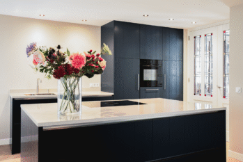 stijlvolle keuken met donkerblauw fineer