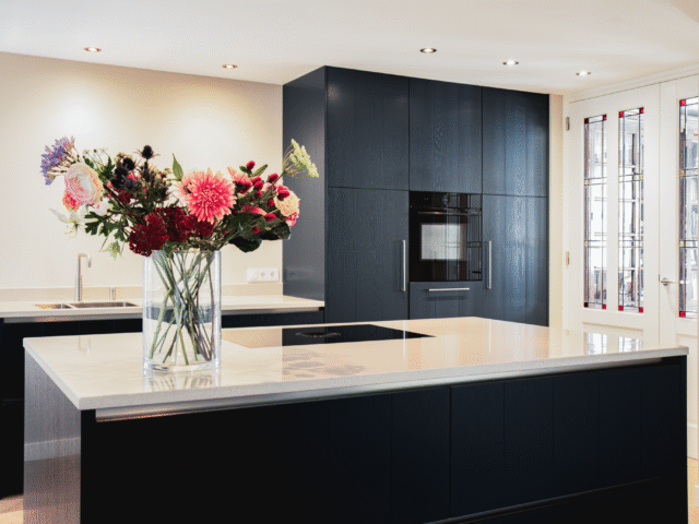 stijlvolle keuken met donkerblauw fineer