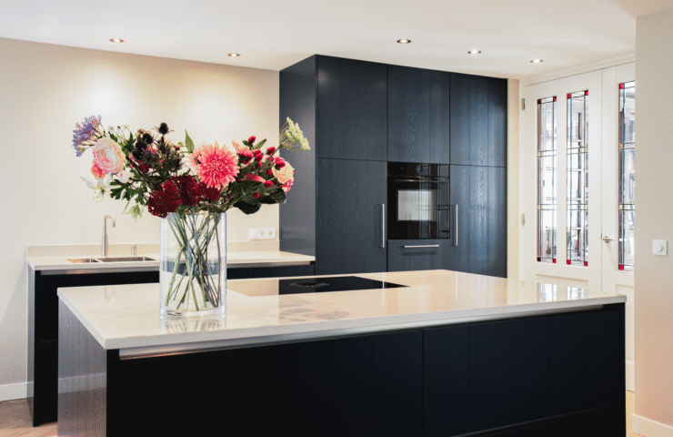 stijlvolle keuken met donkerblauw fineer