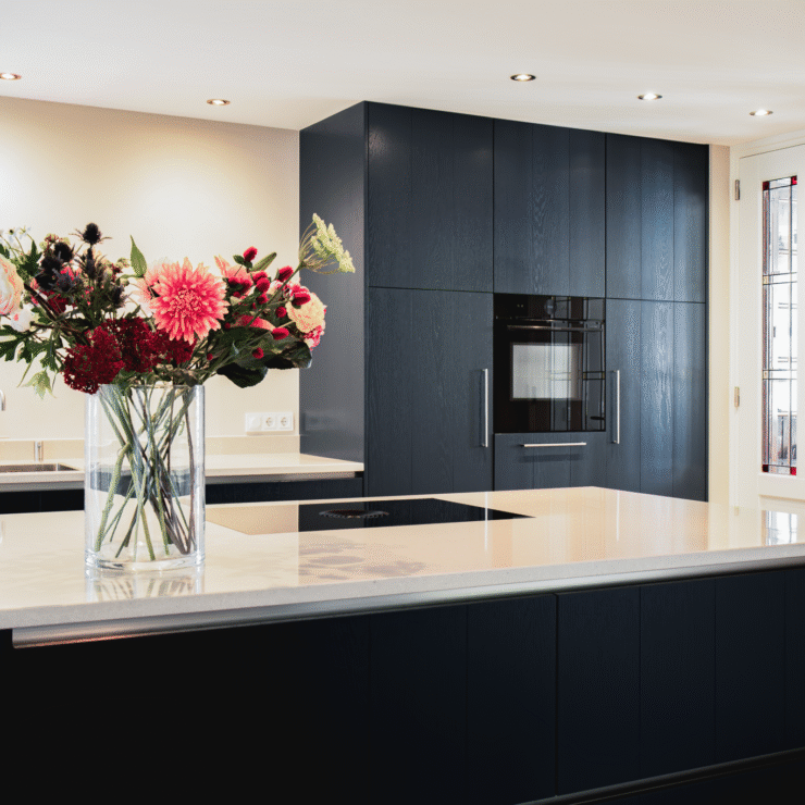 stijlvolle keuken met donkerblauw fineer