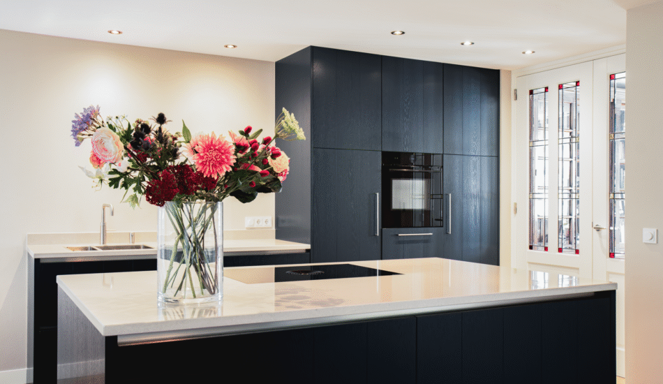 stijlvolle keuken met donkerblauw fineer