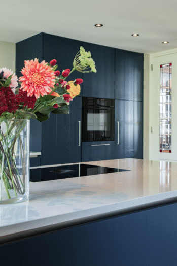 keuken met donkerblauw fineer