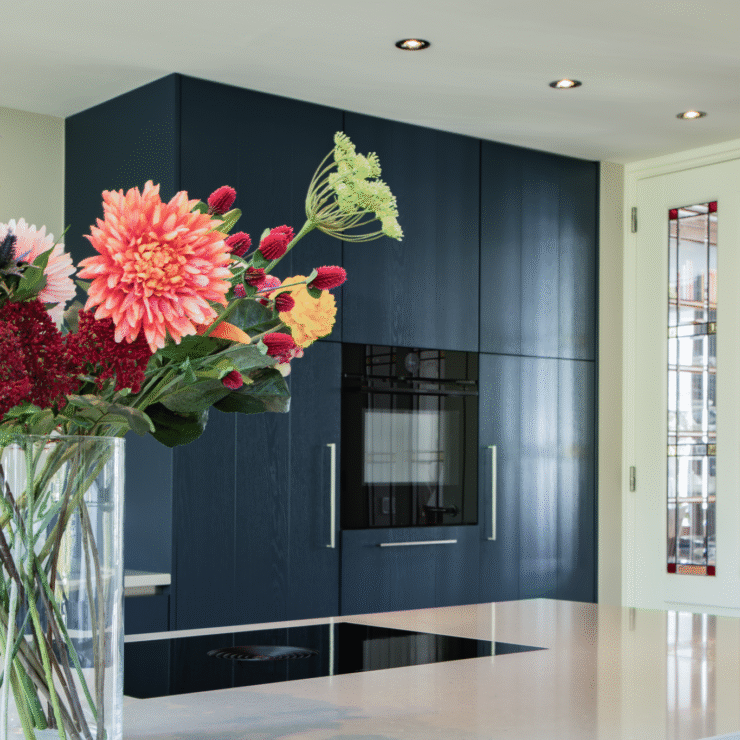 keuken met donkerblauw fineer