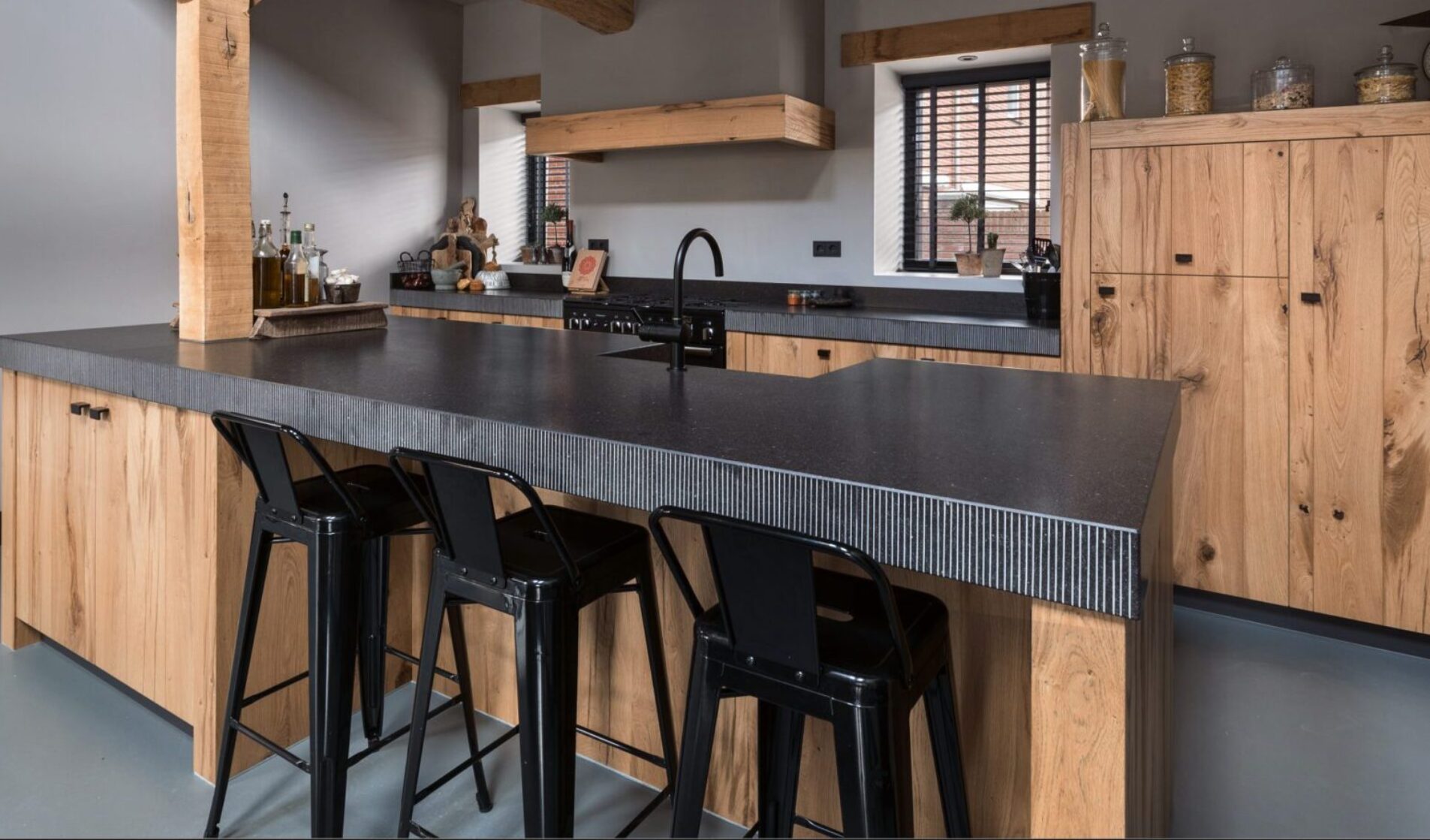 robuuste keuken met grijs werkblad