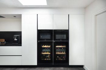 Moderne witte hoogglans Mereno keuken met klimaatkasten