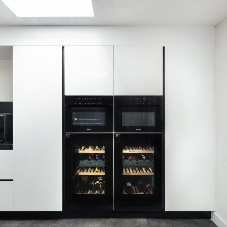 Moderne witte hoogglans Mereno keuken met klimaatkasten