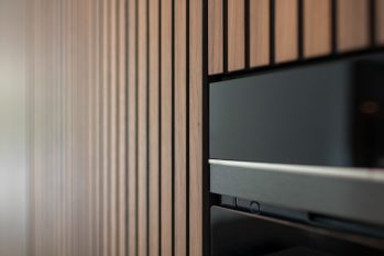 detail foto milano met noten fineer