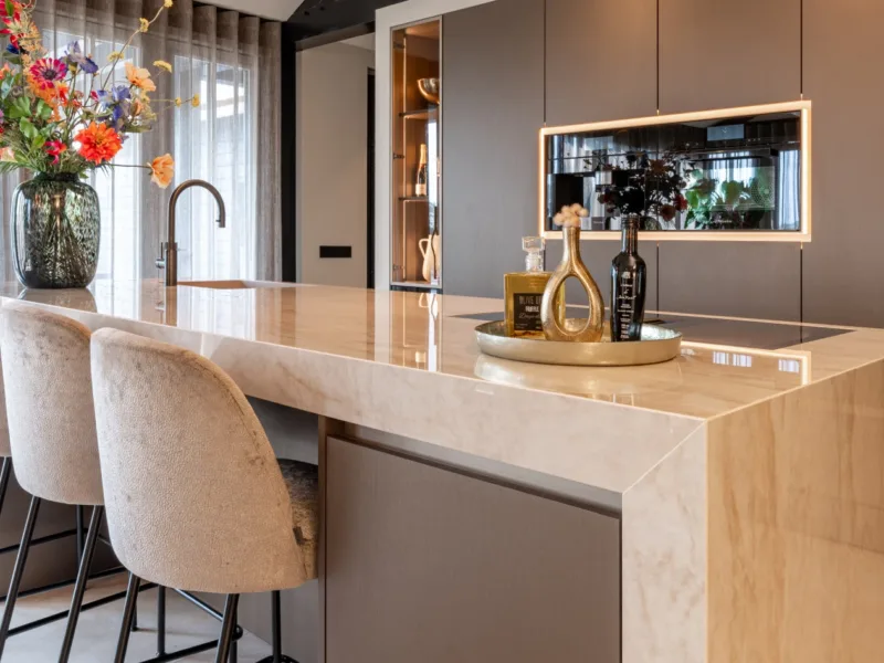 Luxueuze keuken met stijlvol kookeiland