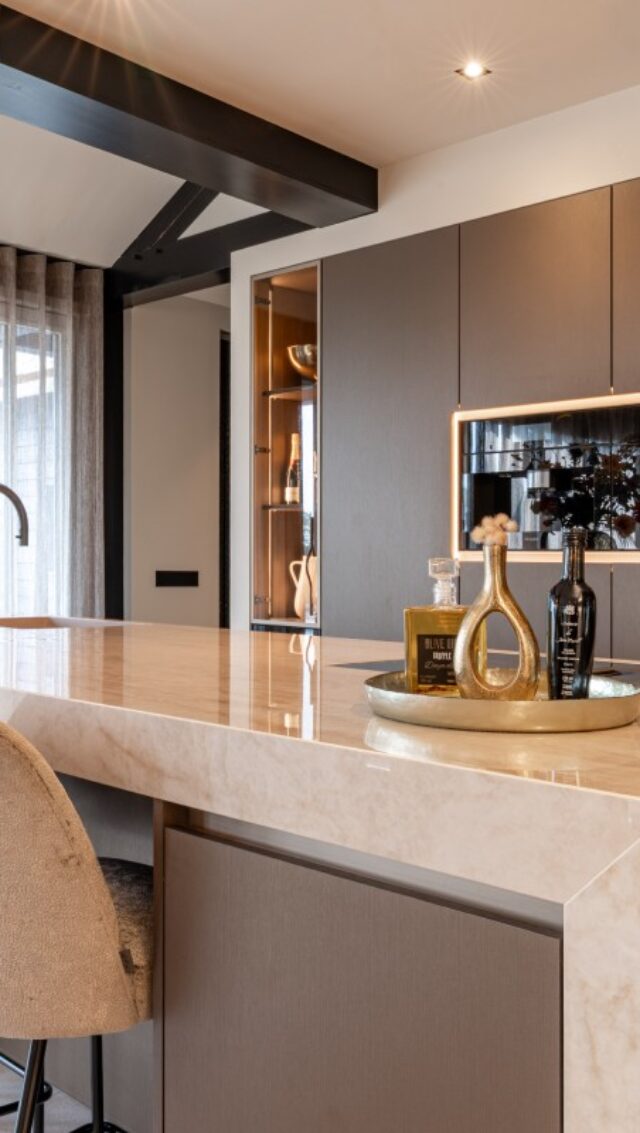 Luxe maatwerkkeuken met licht kookeiland in Liessel