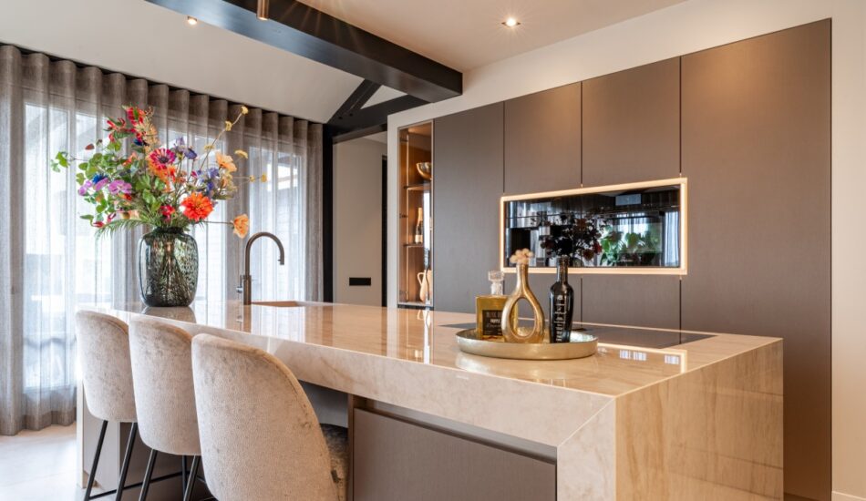 Luxueuze keuken met licht kookeiland