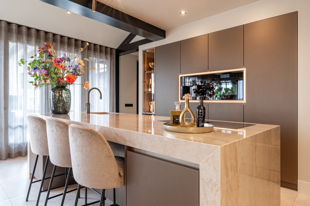 Modern interieur met luxe maatwerkmeubelen in Liessel - Mennen Keukens ...