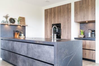 moderne keuken met houten kastenwand