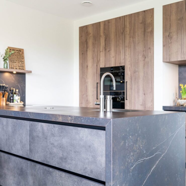 moderne maatwerkkeuken met houten kastenwand in Horst