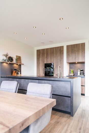 tijdloze keuken met houten kastenwand