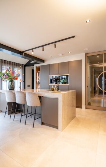 Luxueuze keuken met sfeervol kookeiland