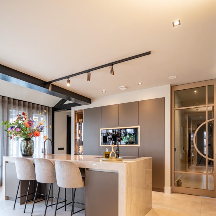Luxueuze keuken met sfeervol kookeiland