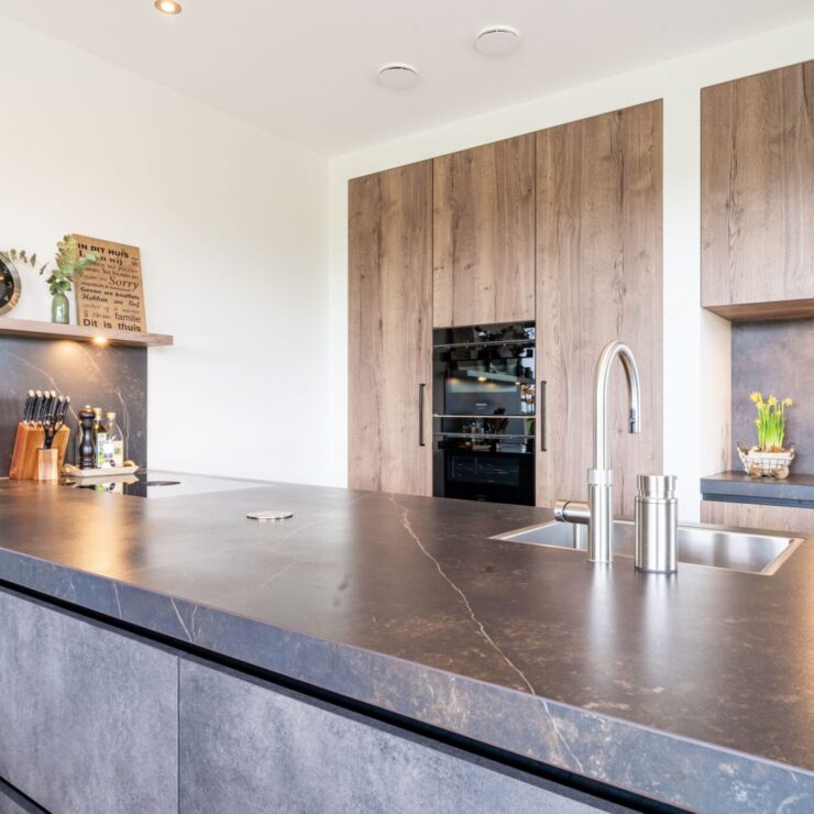 tijdloze keuken met houten kastenwand