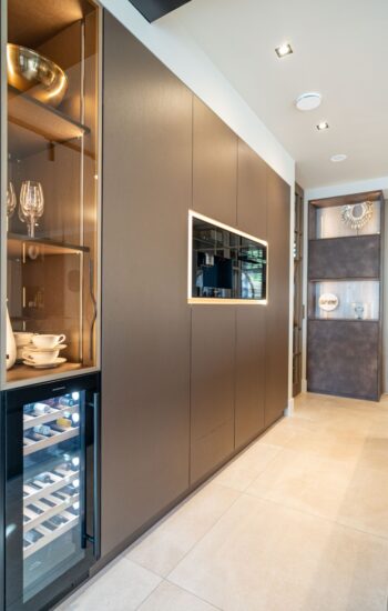 Moderne kastenwand met glaskast