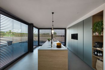 minimalistische keuken met kastenwand