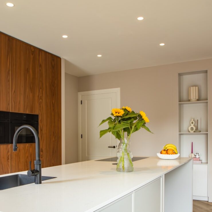 Notenhouten keuken met licht kookeiland