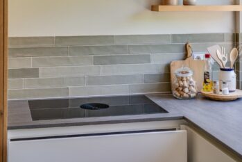 Landelijke keuken met inductiekookplaat