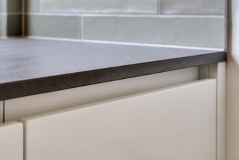 Detailfoto werkblad en greeploze keuken