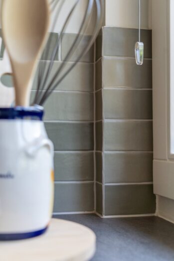 Rugwand in landelijke keuken