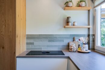 Tijdloze L-keuken met eiken fineer