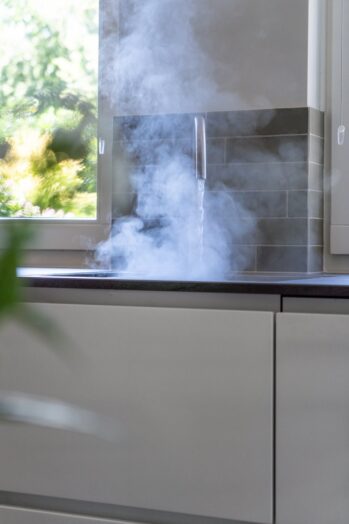Lopende Quooker in landelijke keuken