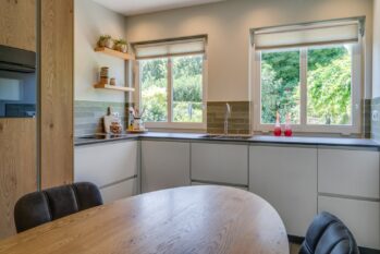 L-keuken met maatwerk eettafel
