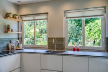 Tijdloze L-keuken met landelijke details