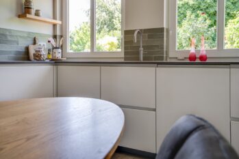 Tijdloze L-keuken met maatwerk eettafel