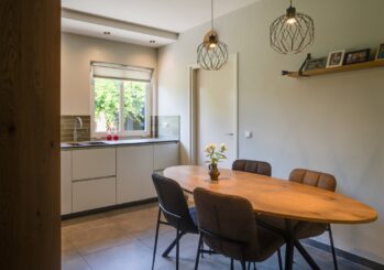 Maatwerk eettafel in tijdloze keuken