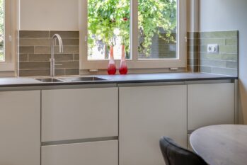 Compacte keuken met landelijke details