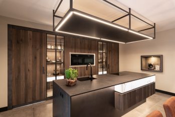 luxueuze keuken met sfeervolle verlichting