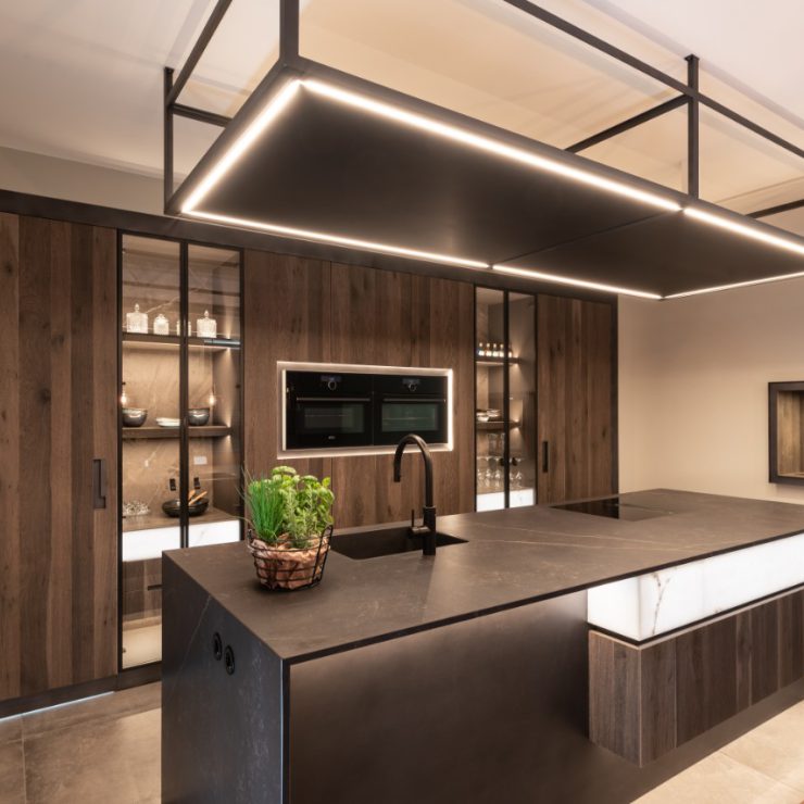 luxueuze keuken met sfeervolle verlichting