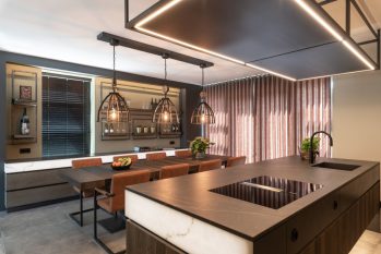 Luxueuze keuken met marmerlight en bijpassend dressoir