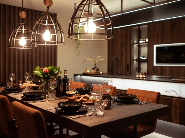 luxueuze keuken met gedekte eettafel