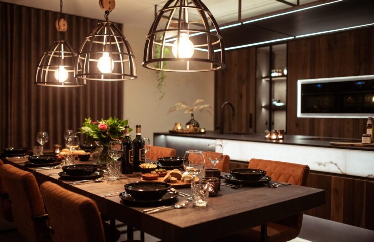 luxueuze keuken met gedekte eettafel