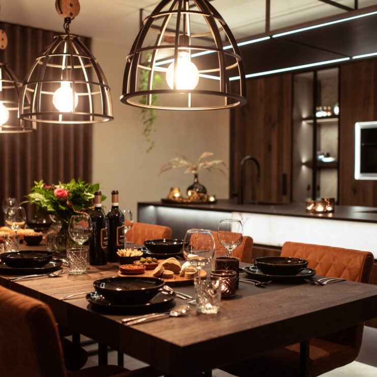 luxueuze keuken met gedekte eettafel
