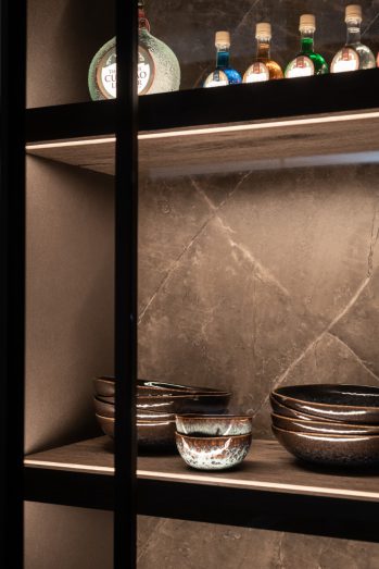 sfeervolle glaskast in luxueuze keuken