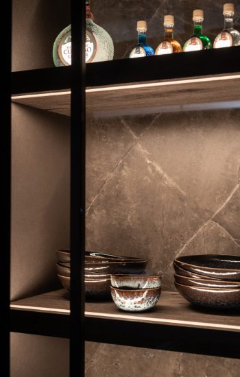 sfeervolle glaskast in luxueuze keuken