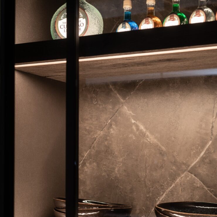 sfeervolle glaskast in luxueuze keuken