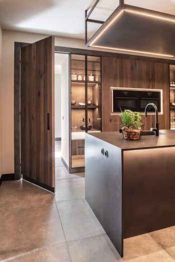 Luxueuze keuken met kookeiland en sfeerlicht