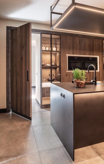 Luxueuze keuken met kookeiland en sfeerlicht