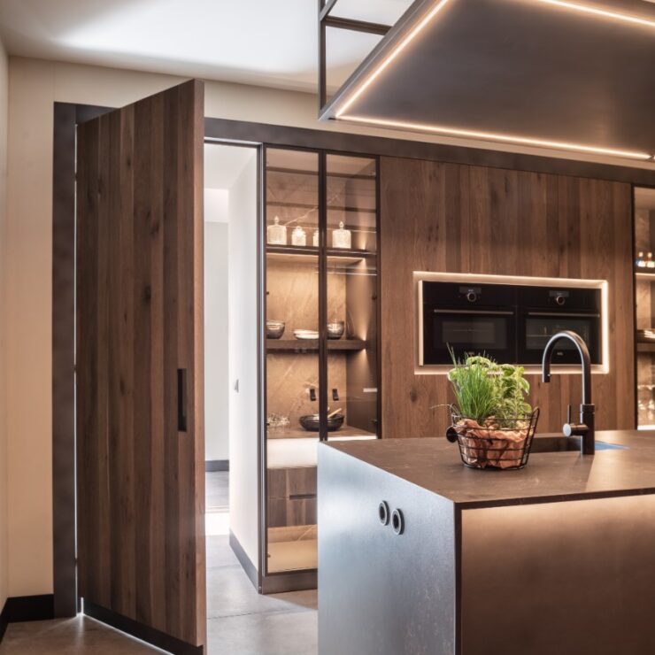 Luxueuze keuken met kookeiland en sfeerlicht