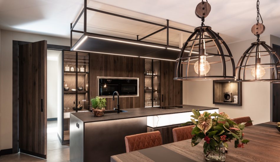 Luxueuze keuken met bijpassende tafel en deur