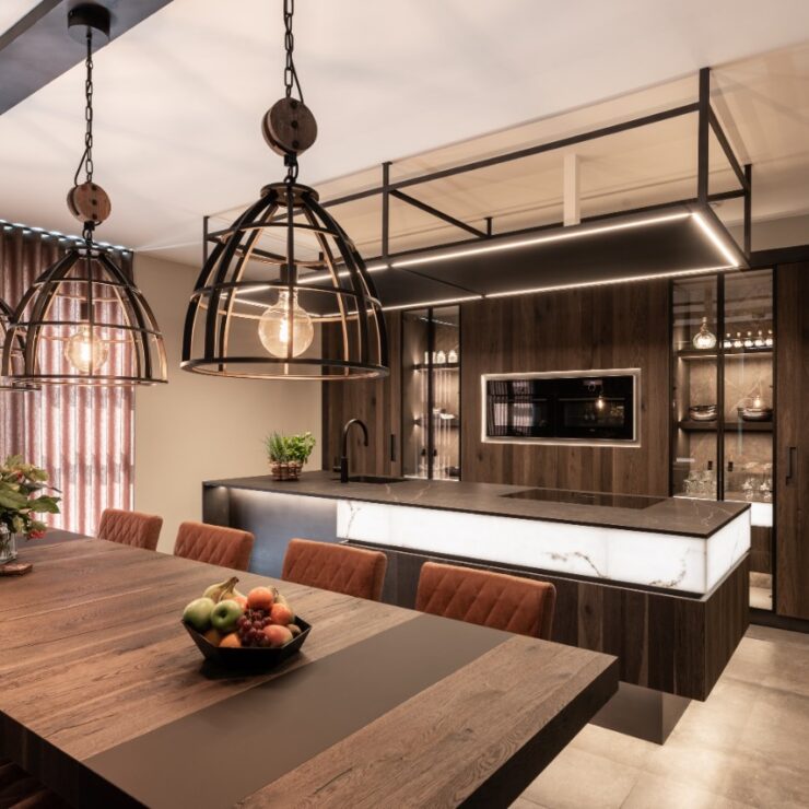 Luxueuze keuken met bijpassende eettafel